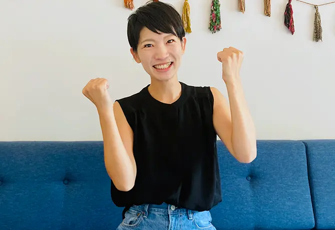 ガッツポーズをする女性の写真