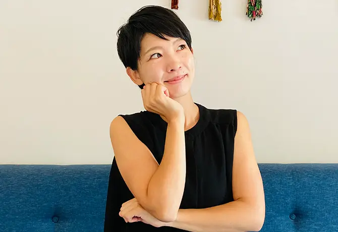 思案する女性の写真