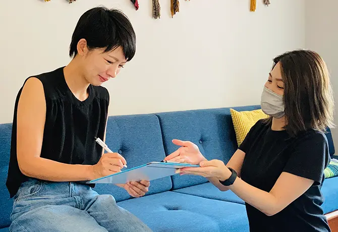 カウンセリングを受ける女性の写真