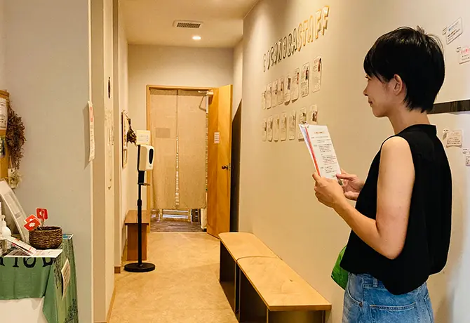 体験レッスンに備える女性の写真