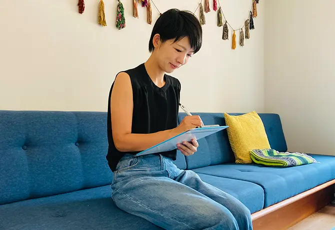 アンケートを記入する女性の写真