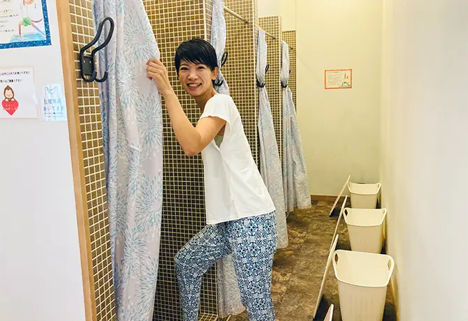 レッスン後シャワールームに入る女性の写真