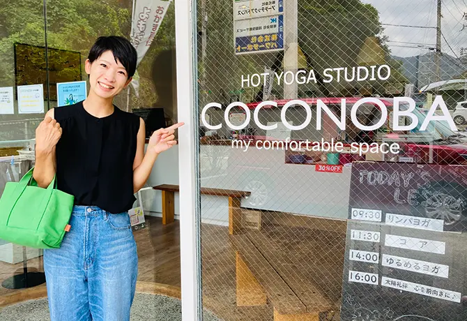 COCONOBA前に立つ女性の写真